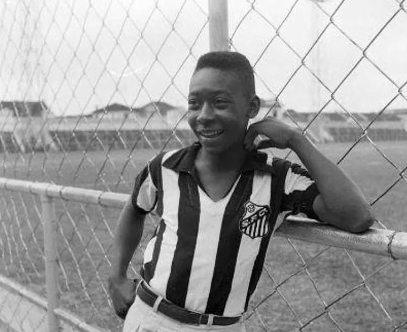 Cậu bé Edson Arantes do Nascimento vượt qua nghèo khó để bắt đầu hành trình chinh phục ngai vàng túc cầu.