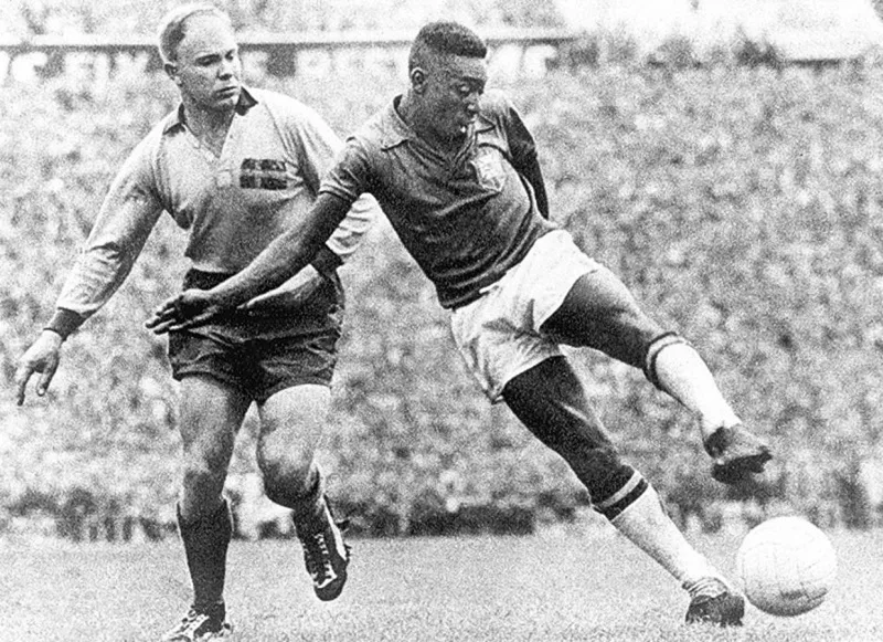 Pelé khóc nấc trên vai đồng đội sau khi tỏa sáng rực rỡ giúp Brazil vô địch World Cup 1958 ở tuổi 17.