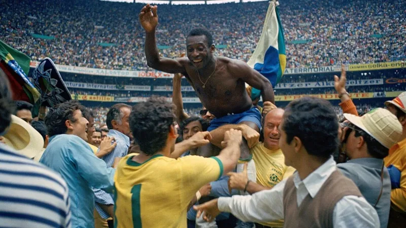 Cuộc tranh luận ai được mệnh danh là vua bóng đá giữa Pelé và các siêu sao hiện đại như Messi, Ronaldo.