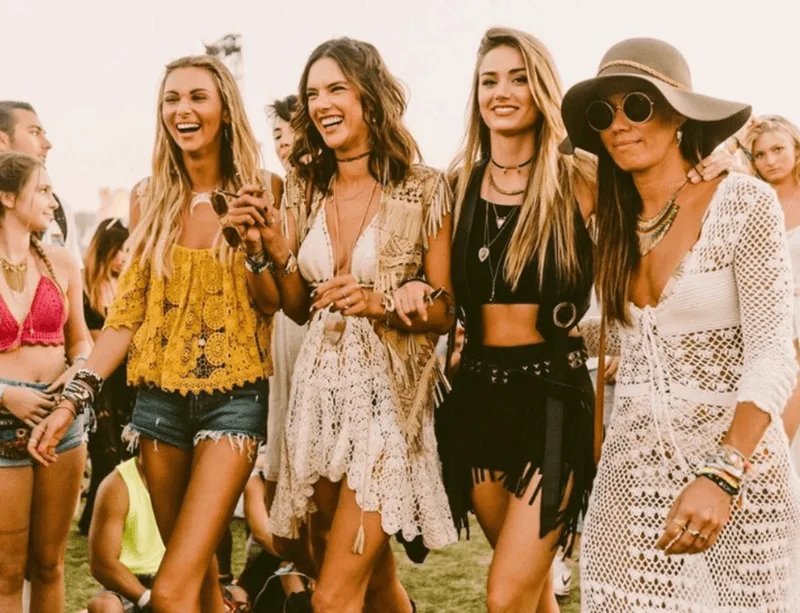 Phong cách Bohemian hoang dại, tự do với váy maxi họa tiết thổ cẩm phối cùng mũ cói.