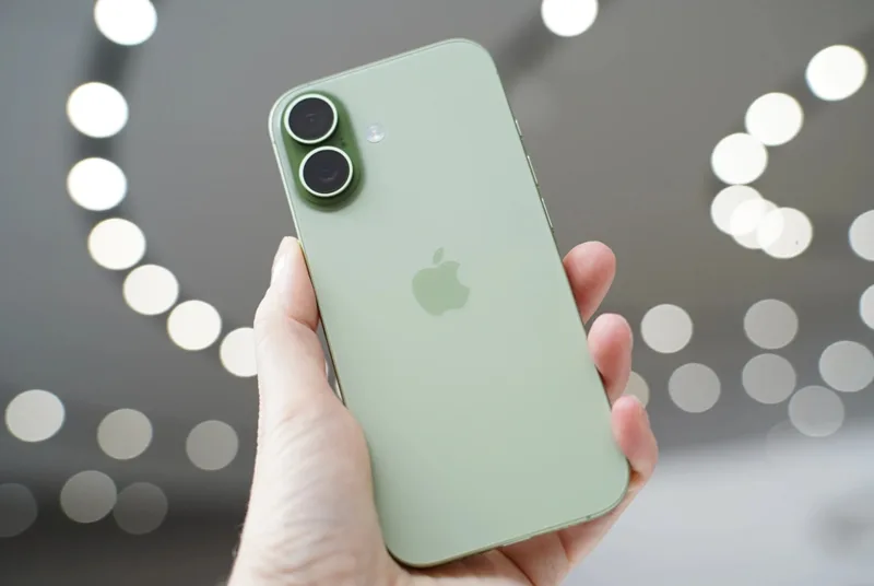 iPhone 17 tiêu chuẩn mang trọng lượng nhẹ nhàng cùng bộ sưu tập màu sắc trẻ trung, năng động.