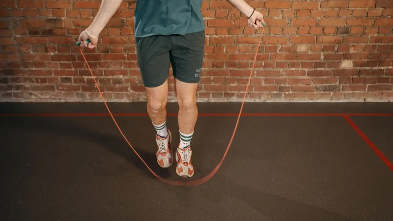Cách đo độ dài dây nhảy phù hợp với chỉ số chiều cao của cơ thể.