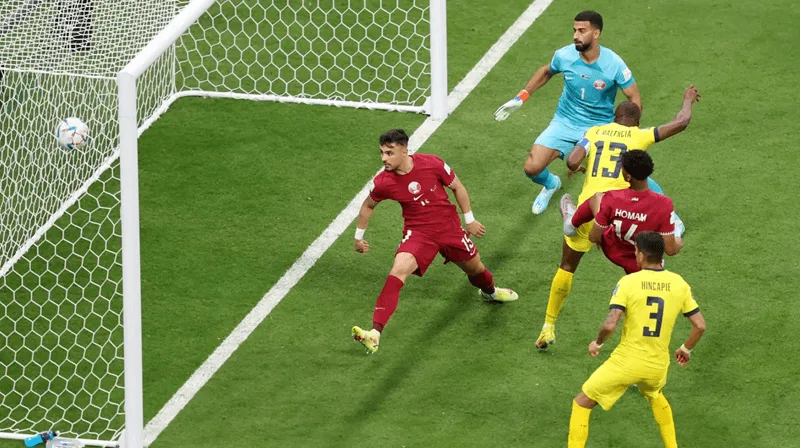 Hình ảnh minh họa vị trí việt vị là gì theo quy định chuẩn hóa của FIFA trên sân cỏ.