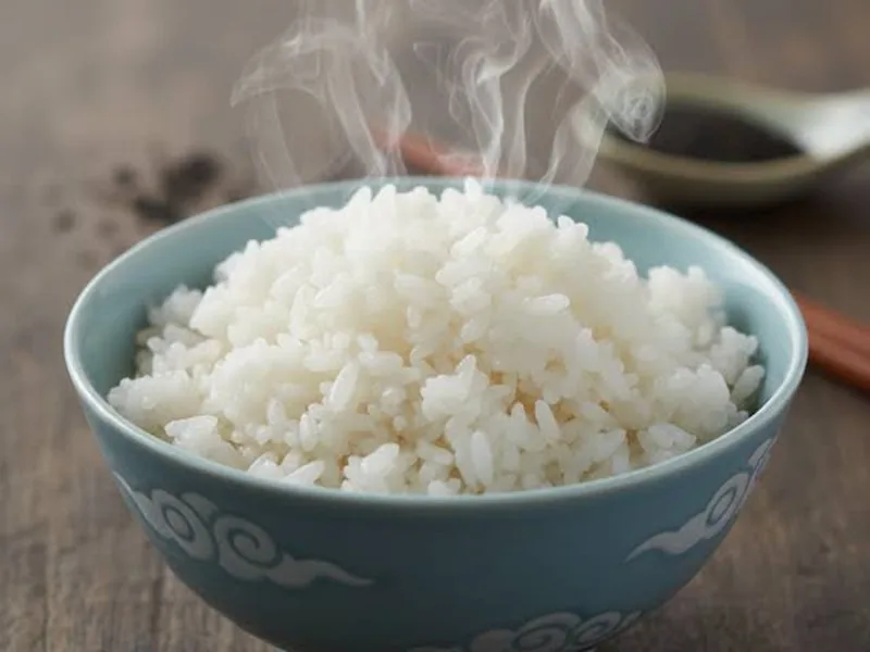 Lượng calo trong 1 bát cơm trắng dao động từ 130 - 280 calo tùy thuộc vào trọng lượng và cách xới.