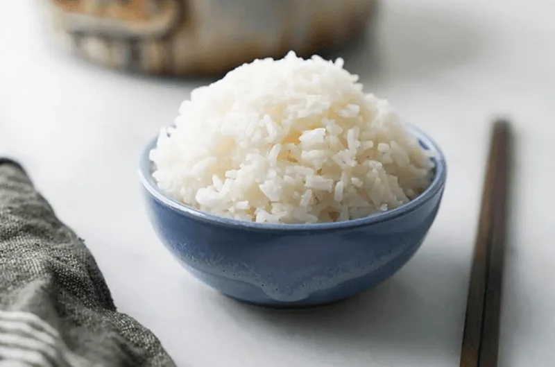 Quá trình xay xát kỹ làm mất lớp cám, khiến cơm trắng có chỉ số đường huyết (GI) cao và dễ gây tích mỡ nếu ăn quá nhiều.