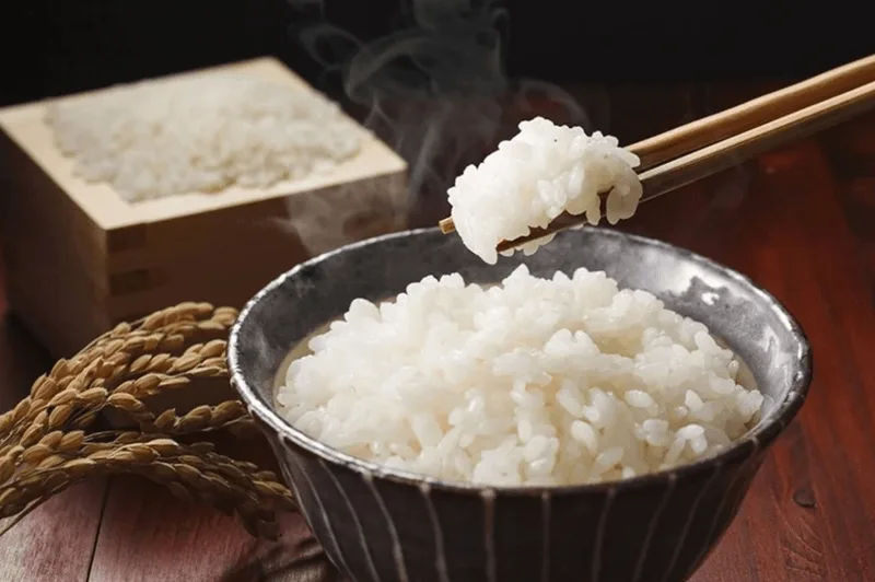 Áp dụng quy tắc "ăn rau và protein trước, ăn cơm sau" giúp kiểm soát lượng tinh bột nạp vào cơ thể một cách tự nhiên.