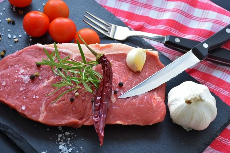Nên ưu tiên các món thịt bò băm nhỏ, nấu chín kỹ để bảo vệ hệ tiêu hóa còn non yếu của mẹ.