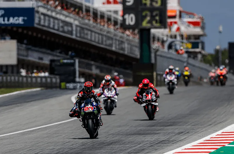 Bầu không khí cuồng nhiệt của đông đảo người hâm mộ tại một chặng đua MotoGP khu vực Đông Nam Á.
