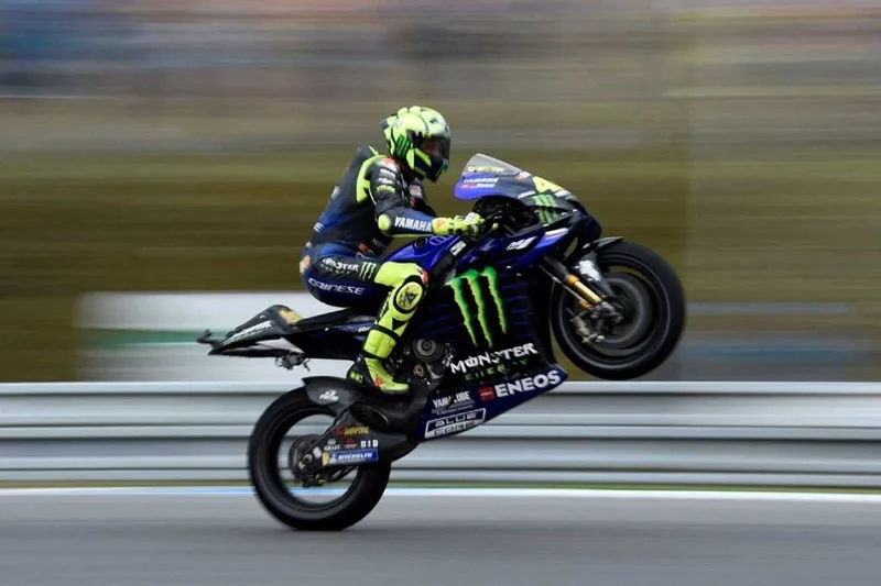 Các tay đua MotoGP tranh chấp quyết liệt ở vận tốc xé gió vượt ngưỡng 350 km/h trên đường đua.