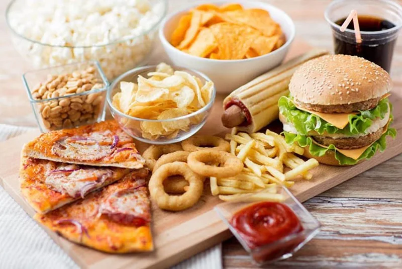 Người bệnh zona nên hạn chế thực phẩm giàu Arginine, đồ ăn ngọt, đồ chiên xào và các chất kích thích có cồn.