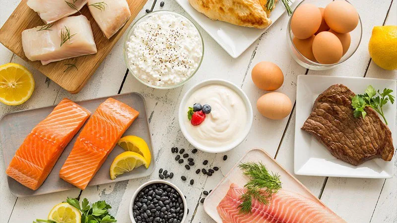 Nên tăng cường thực phẩm giàu Lysine như cá, sữa chua, thịt lợn nạc để cắt nguồn dinh dưỡng phát triển của virus zona.