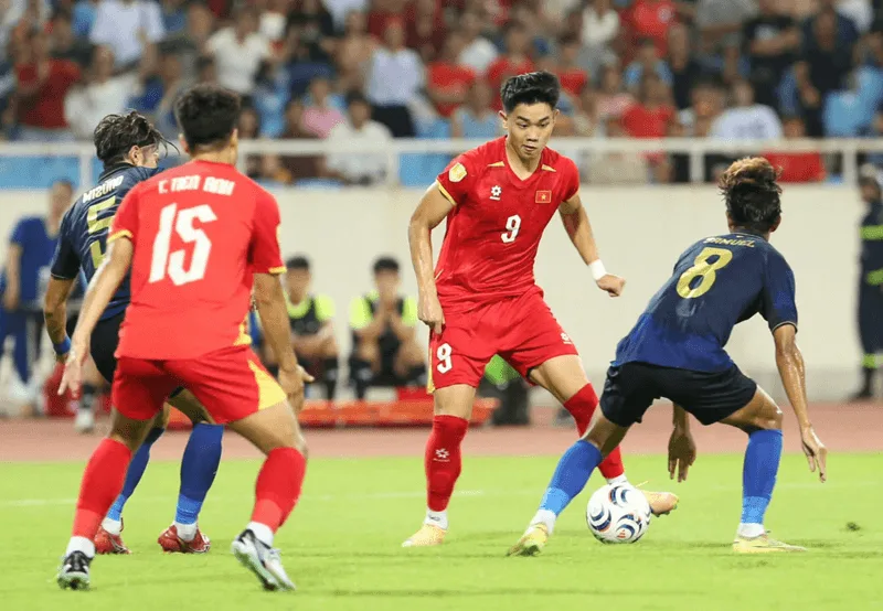 Chiếc cúp ASEAN Cup chờ chủ nhân mới.