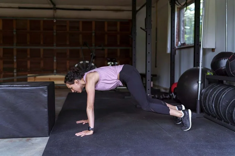 Burpees và Jumping Jacks là những bài tập cardio giảm mỡ toàn thân hiệu quả không cần dụng cụ.