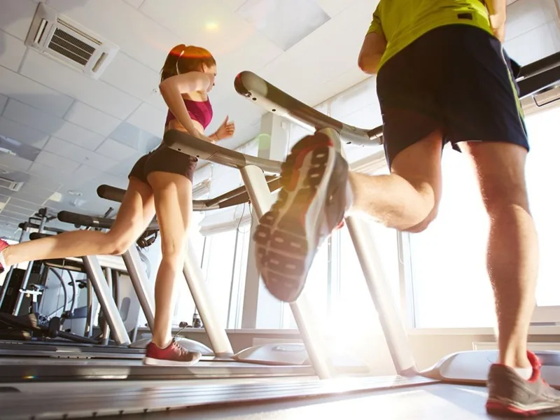 Luyện tập cardio trên máy chạy bộ hoặc máy chèo thuyền giúp tối ưu hóa lượng calo tiêu thụ.