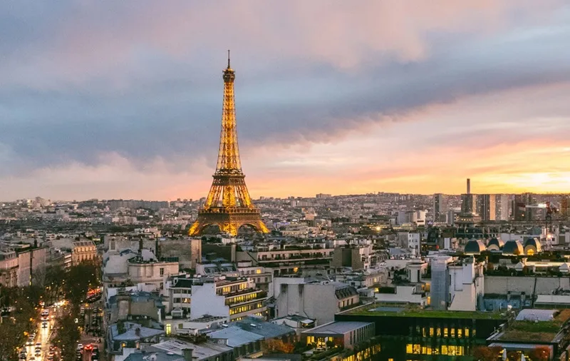 Góc nhìn toàn cảnh thủ đô Paris nguy nga từ tầng đỉnh của ngọn tháp.