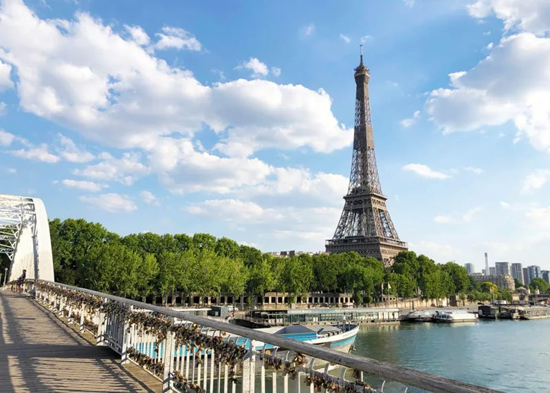 Du khách dễ dàng di chuyển đến công viên Champ de Mars bằng hệ thống Metro Paris.