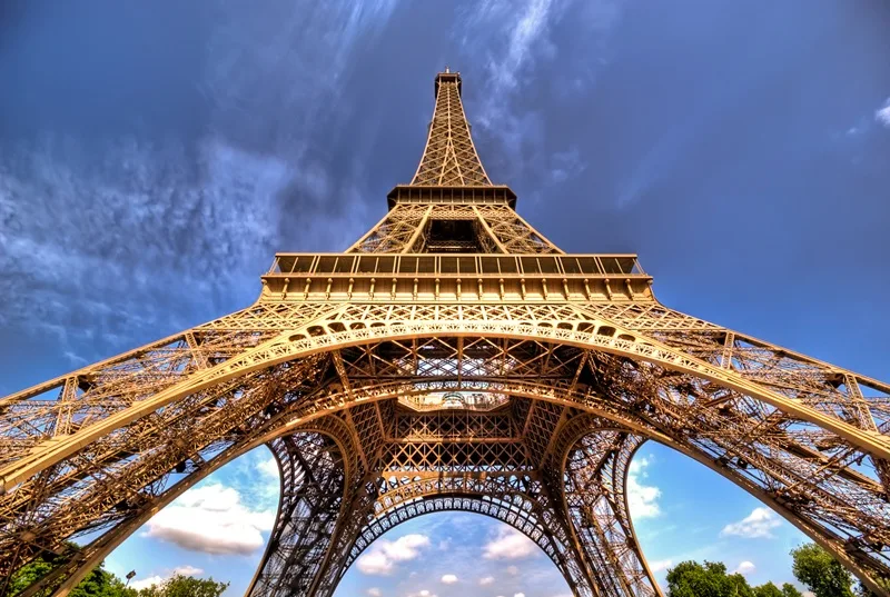 Kết cấu sắt rèn độc đáo với hàng triệu đinh tán do kỹ sư Gustave Eiffel thiết kế.
