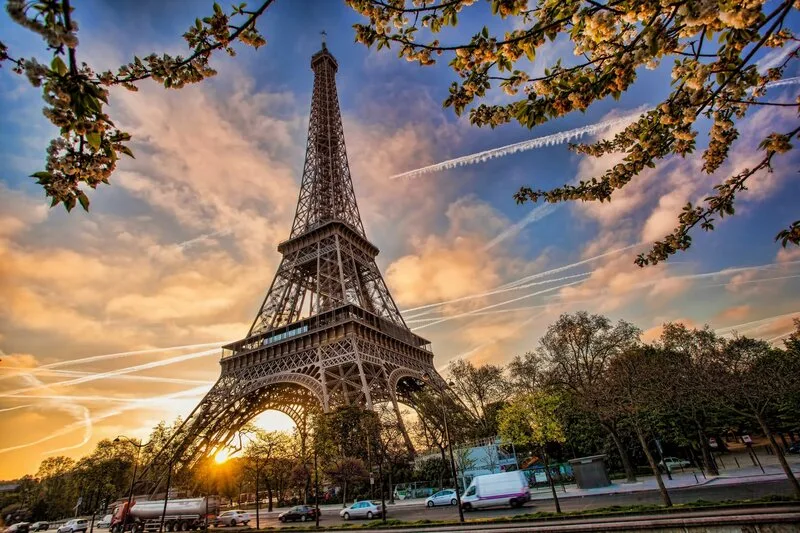 Khung cảnh tháp Eiffel lung linh ánh đèn quyến rũ khi màn đêm buông xuống.