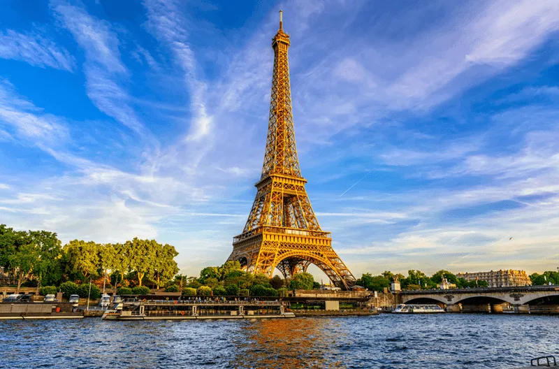 Tháp Eiffel vươn cao bên bờ sông Seine thơ mộng tại Quận 7, thành phố Paris.