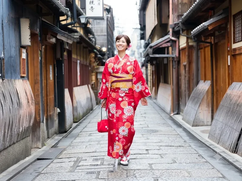 Kimono truyền thống Nhật Bản nổi bật với dáng chữ T và đai obi