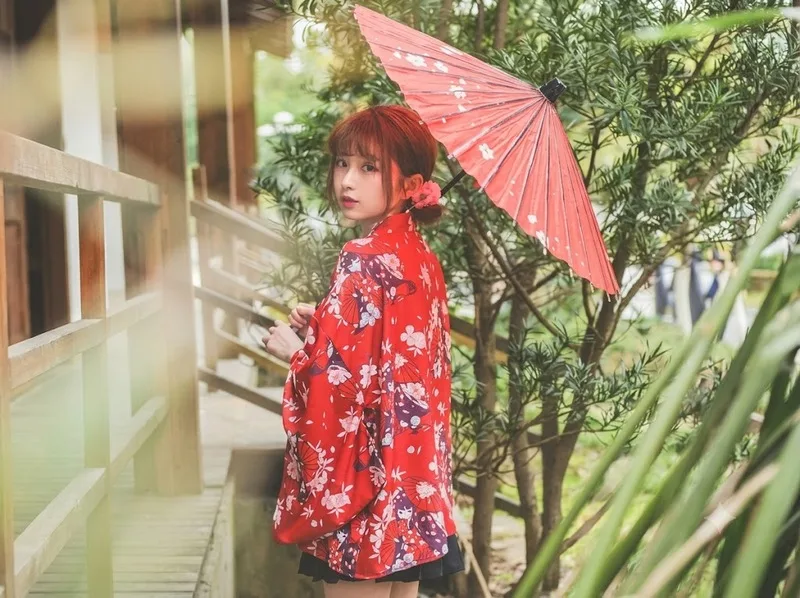 Áo khoác haori được mặc ngoài kimono với kiểu dáng và hoa văn đa dạng
